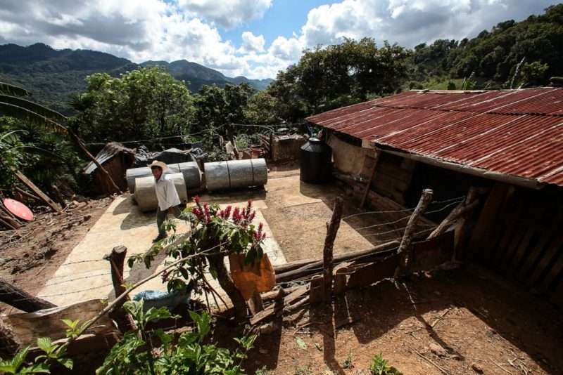 Margarito Vásquez camina sobre el lugar en el que quedaba la casa en la que se suicidó su hija Mariela.