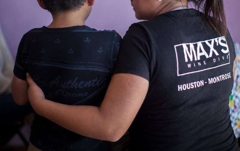 Fátima abraza a su hijo de 9 años
