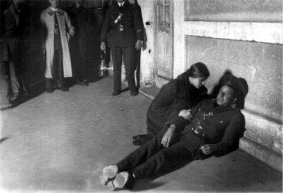 Tina Modotti durante la reconstrucción del asesinato de Julio Antonio Mella.