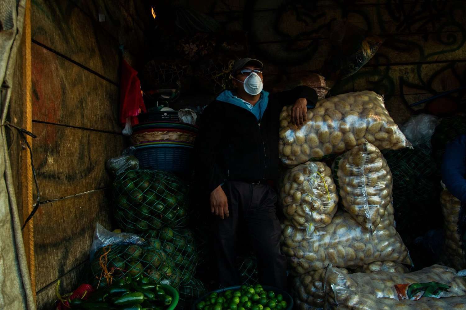 Un vendedor de verduras esperando clientes a las 6:00 de la mañana en la zona 9
