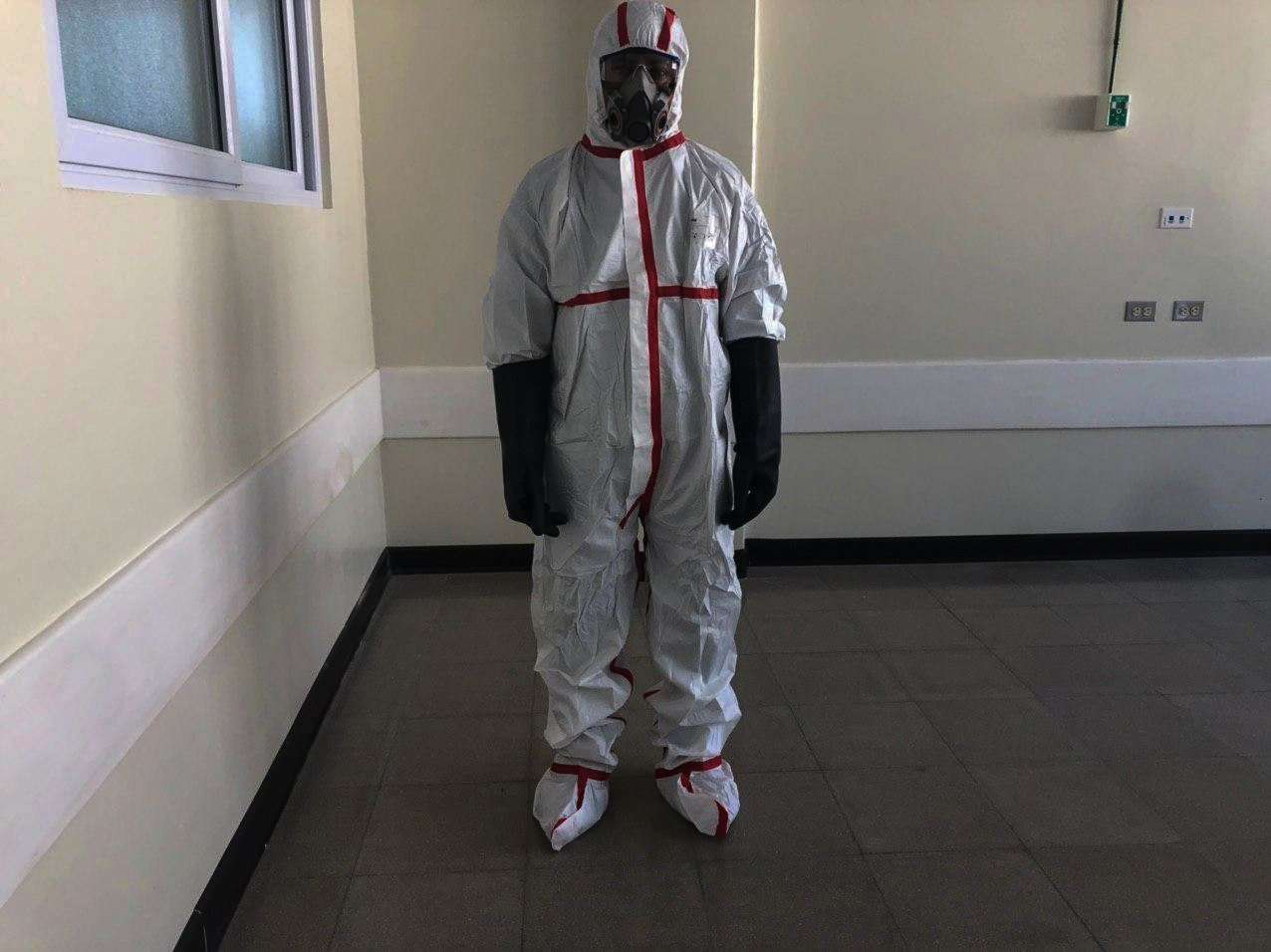 Doctor German Aguilar con el traje de emergencia.