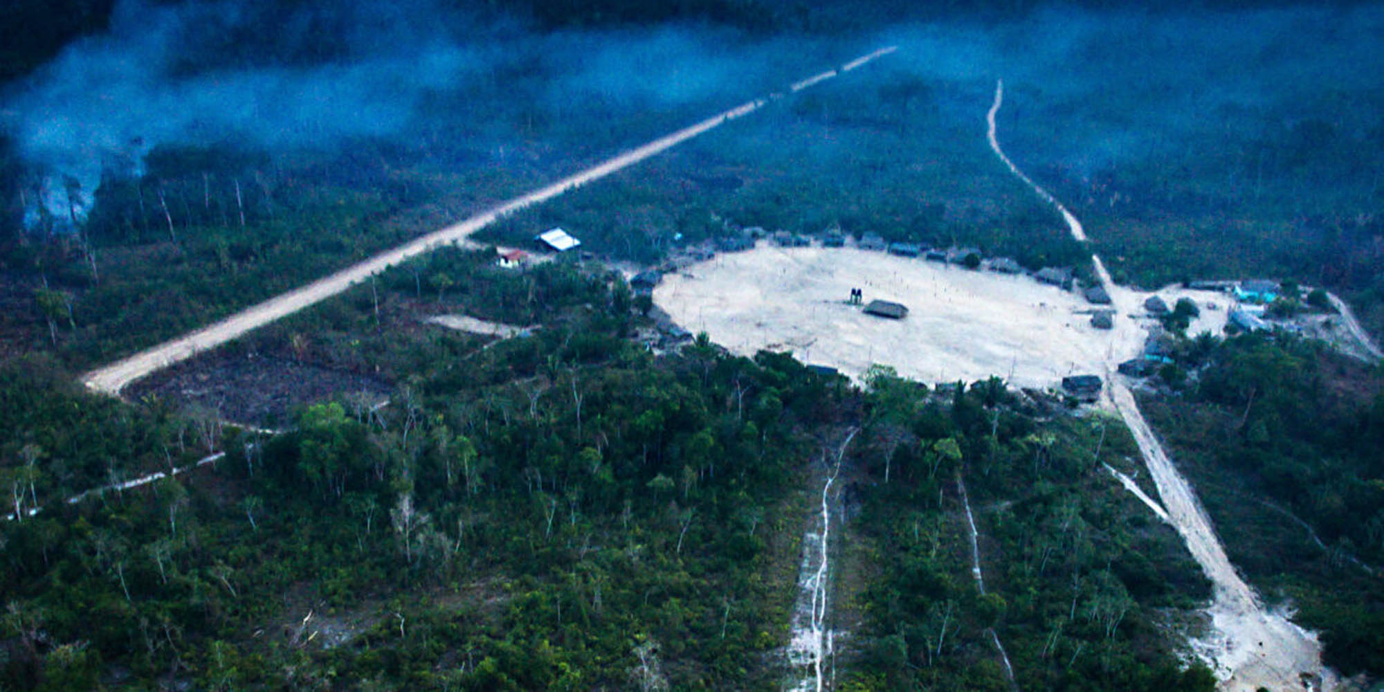 Incendio en la Tierra Indígena Baú, del pueblo Kayapó, que niega haber firmado acuerdos com las empresas de Greene. Foto: Gustavo Basso/AFP