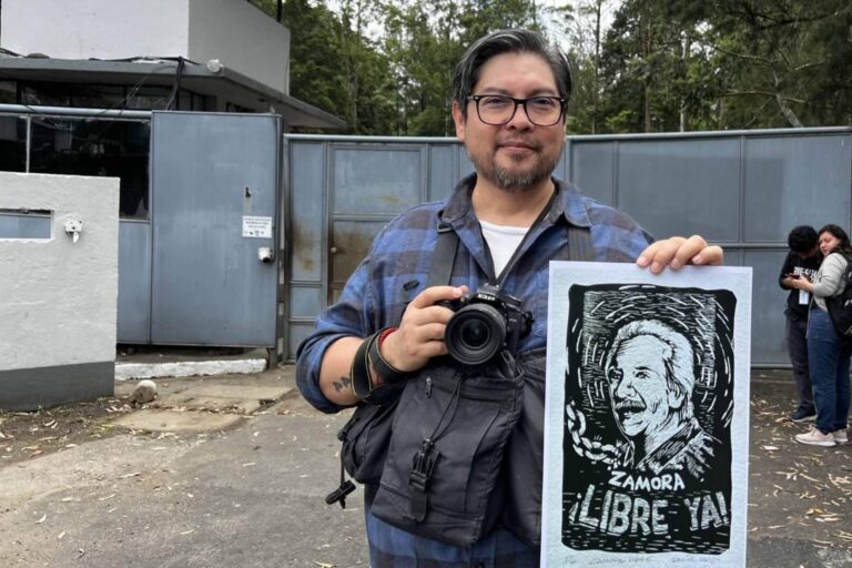 La imagen y el nombre completo del fotoperiodista y cofundador de Prensa Comunitaria, Nelton Rivera, han sido utilizados en varios ciberataques y existen numerosos intentos para frustrar y criminalizar su trabajo.