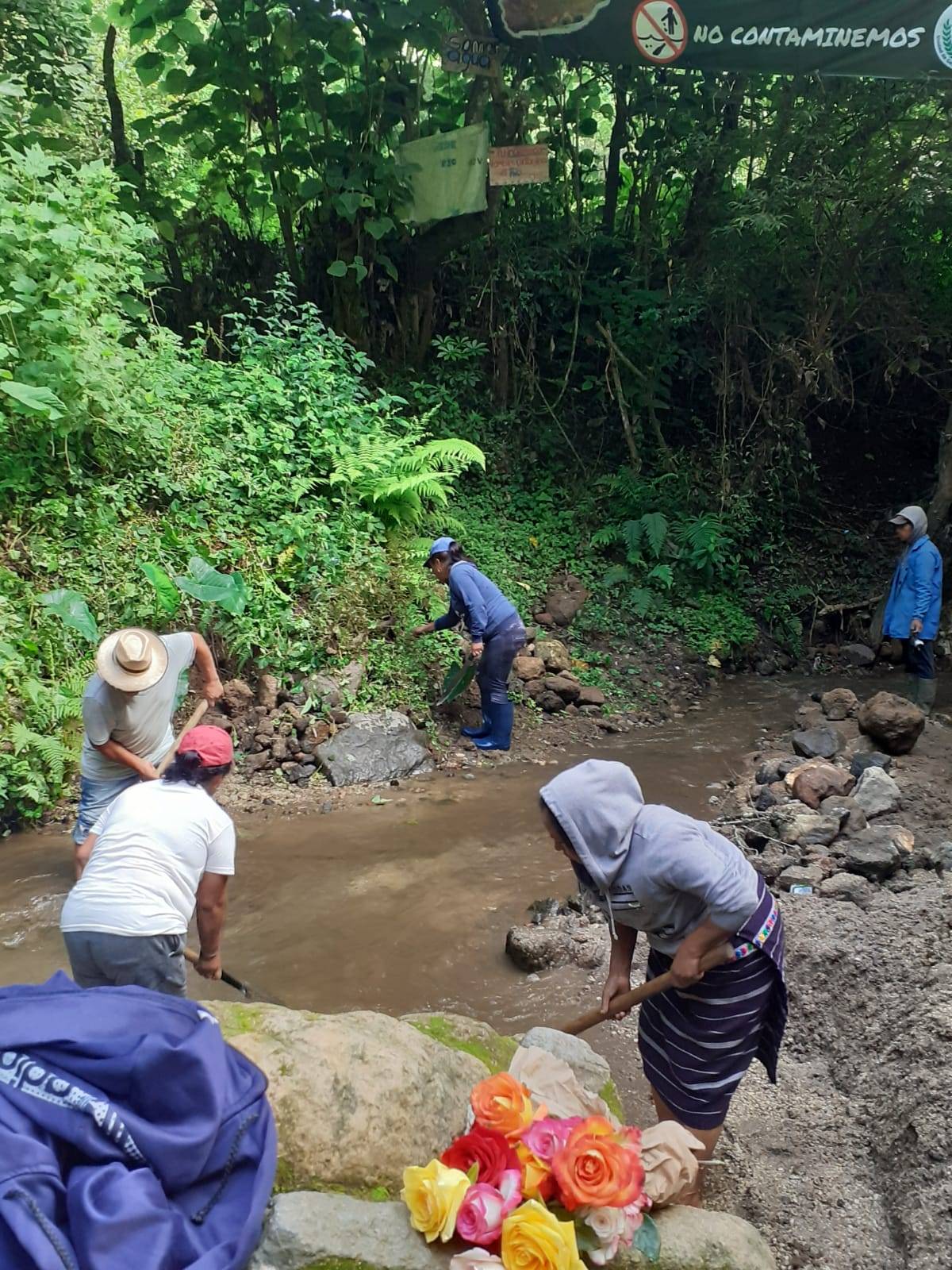 Vecinas y vecinos retiran basura del río Xeplatix, en Santiago Sacatepéquez. Foto: Cortesía Cocode.